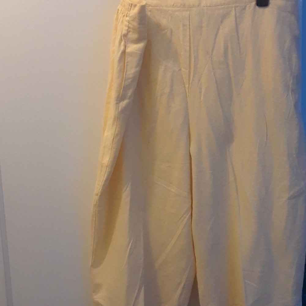 Ladies Beautiful Capris - Picture 4 of 4